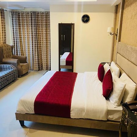 Manila Heights Hotel Naran Bagian luar foto